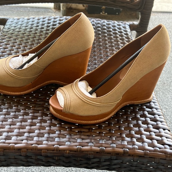 6 1/2 michael Kors tan wedge - Picture 3 of 11